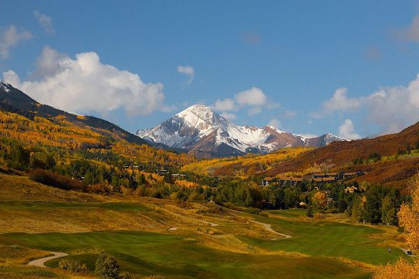 Ostrowitz, Mallorie 아티스트의 Snowmass golf course with view of Mt Daly in autumn작품입니다.